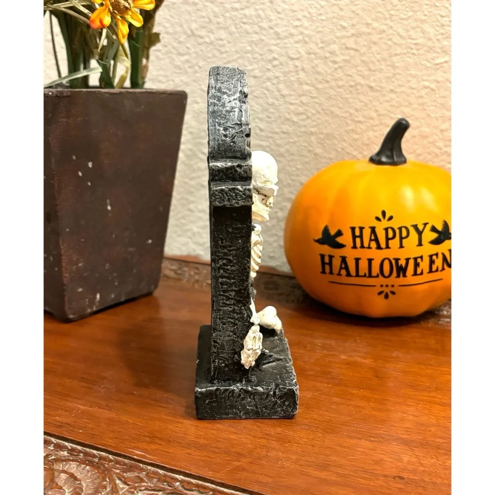 ☠️ NEW VIRAL TIKTOK HALLOWEEN RIP SKELETON ON TOMBSTONE CEMETERY FIGURE SPOOKY - Picture 4 of 8